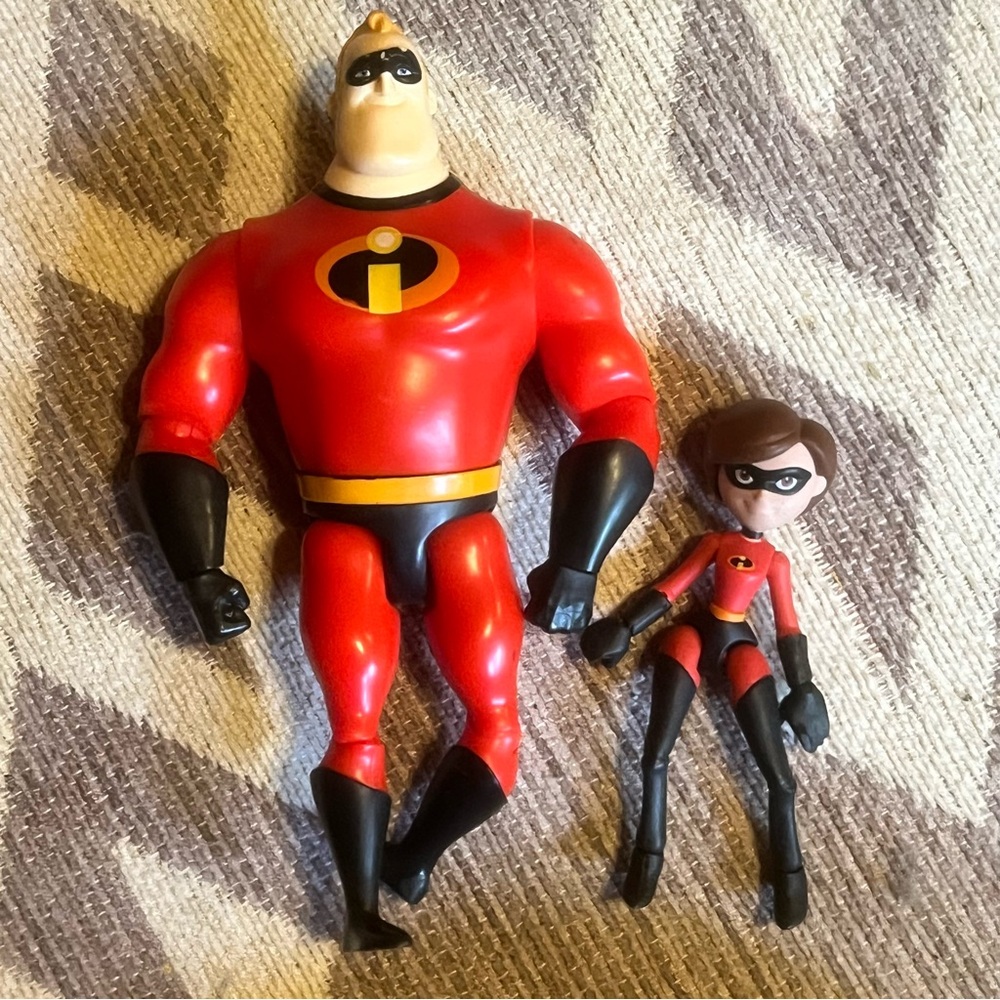 Mr. Incredible and elasti-girl action figures